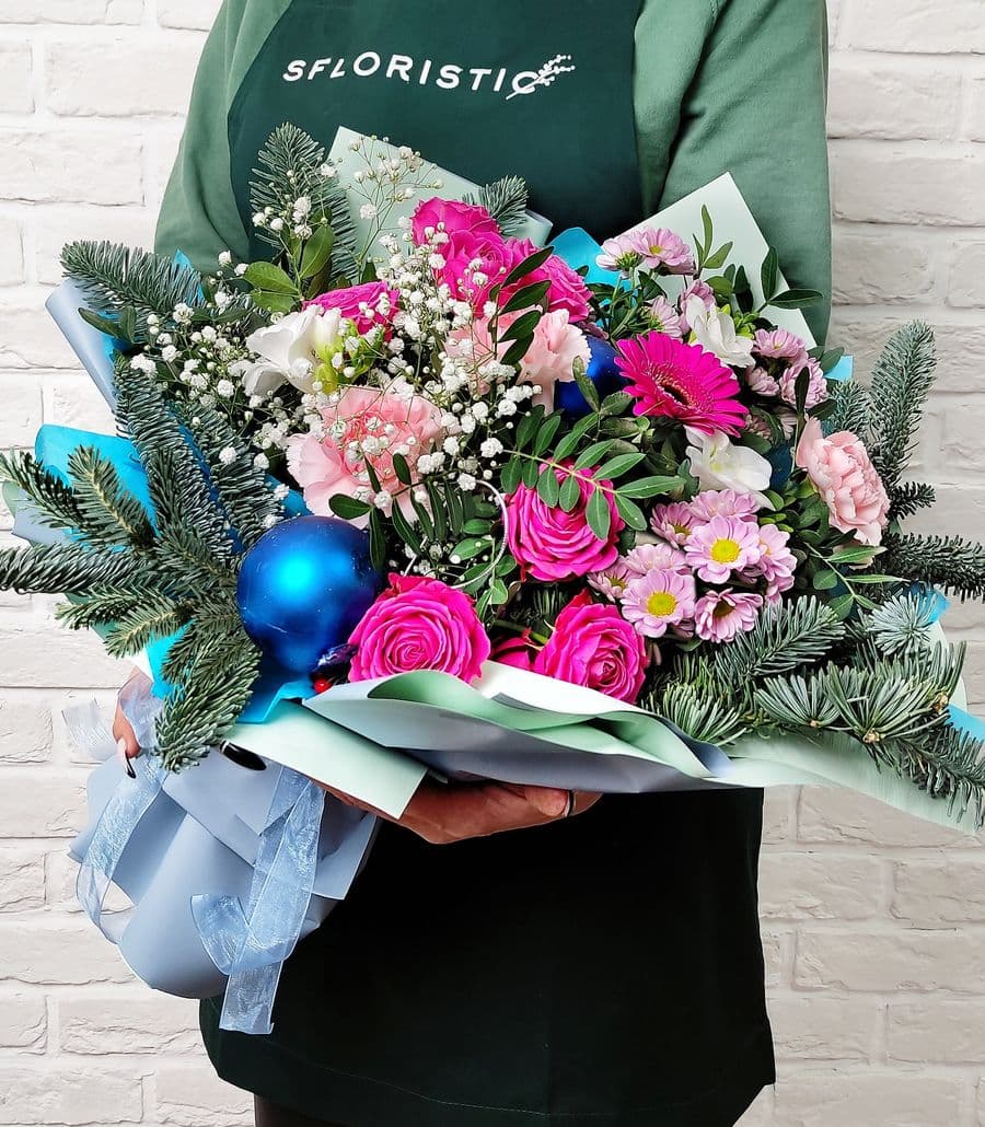 Букет Новогодний из Розы, Фрезии и Хризантемы «Сочельник»