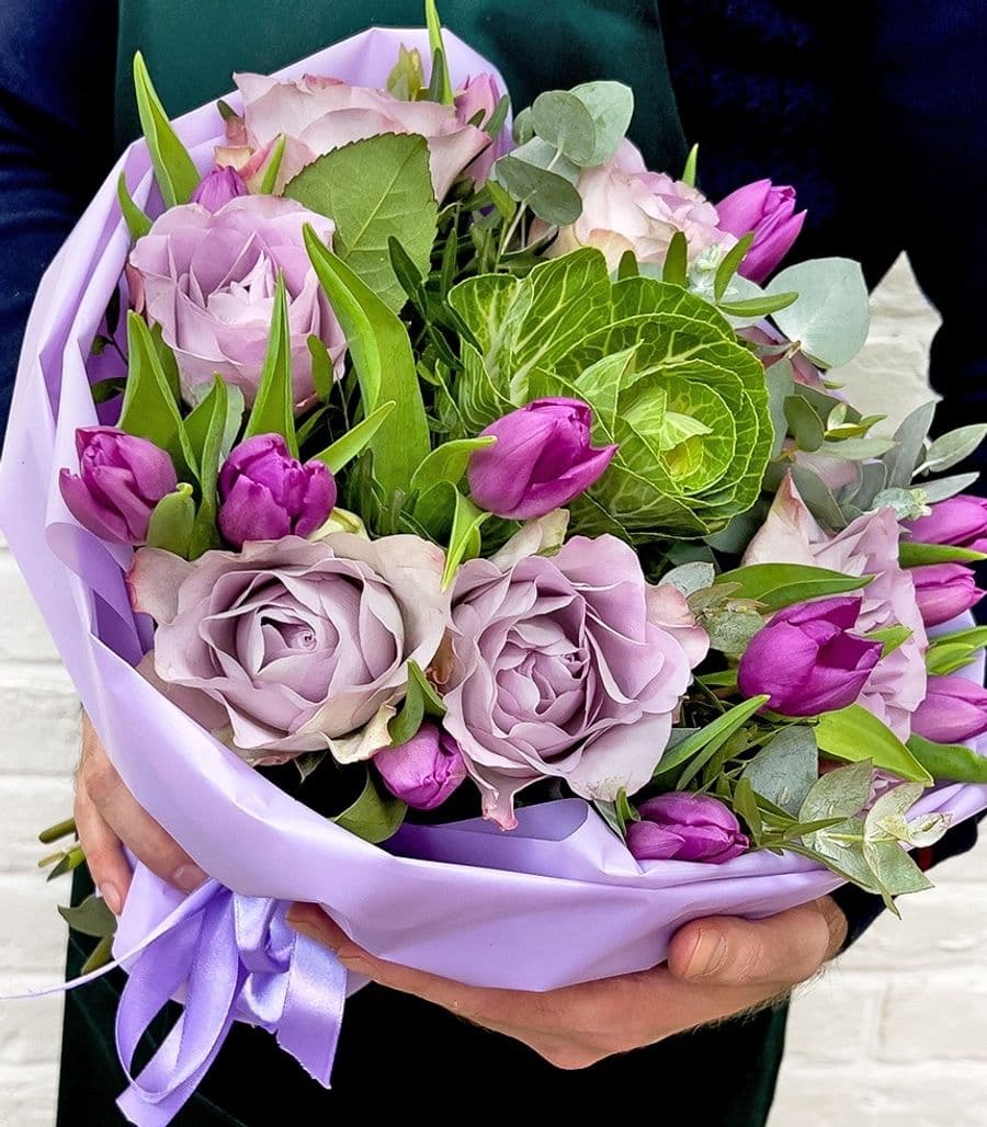 Букет из Розы Монин Дью, Фиолетовых Тюльпанов и Брассики «Лилу»