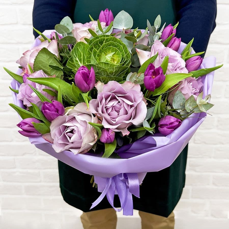 Букет из Розы Монин Дью, Фиолетовых Тюльпанов и Брассики «Лилу»