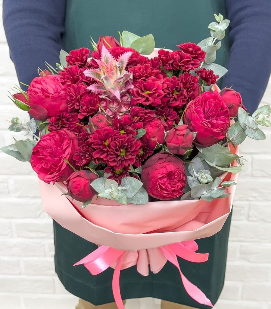 Букет из Ред Пиано, Кустовой Хризантемы и Ананаса «Таинственный остров»