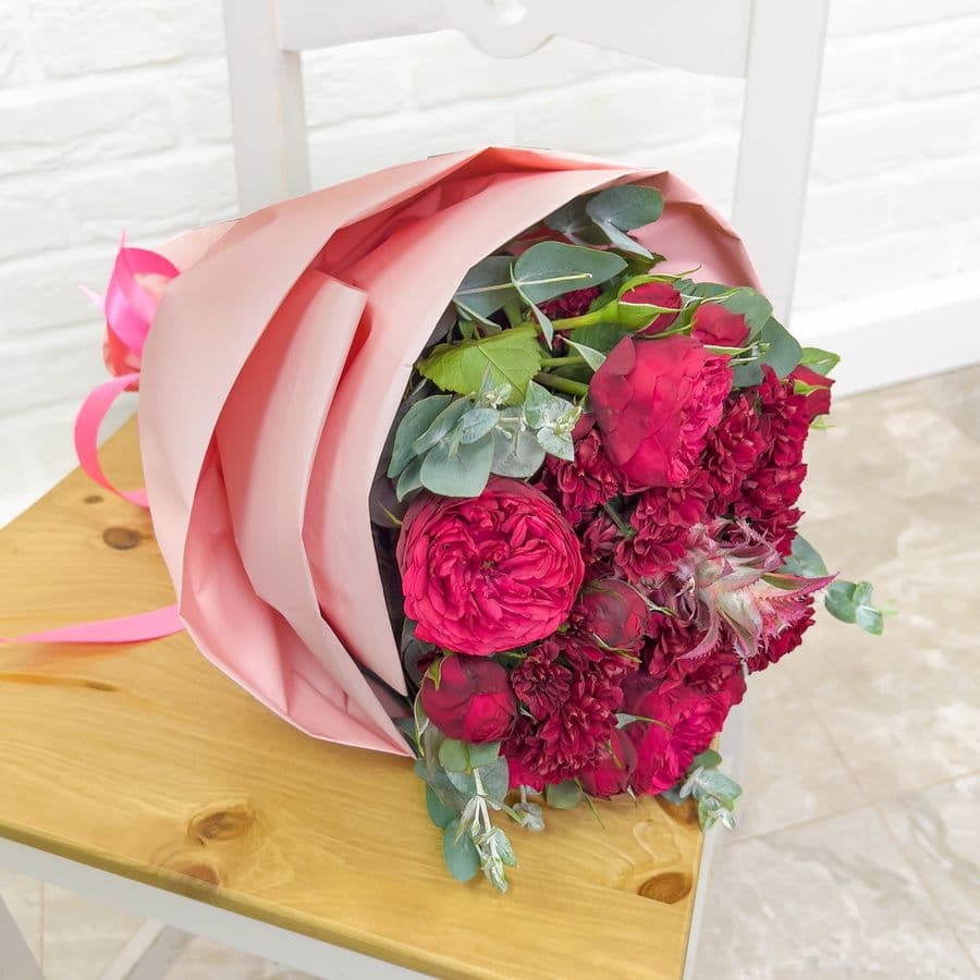 Букет из Ред Пиано, Кустовой Хризантемы и Ананаса «Таинственный остров»