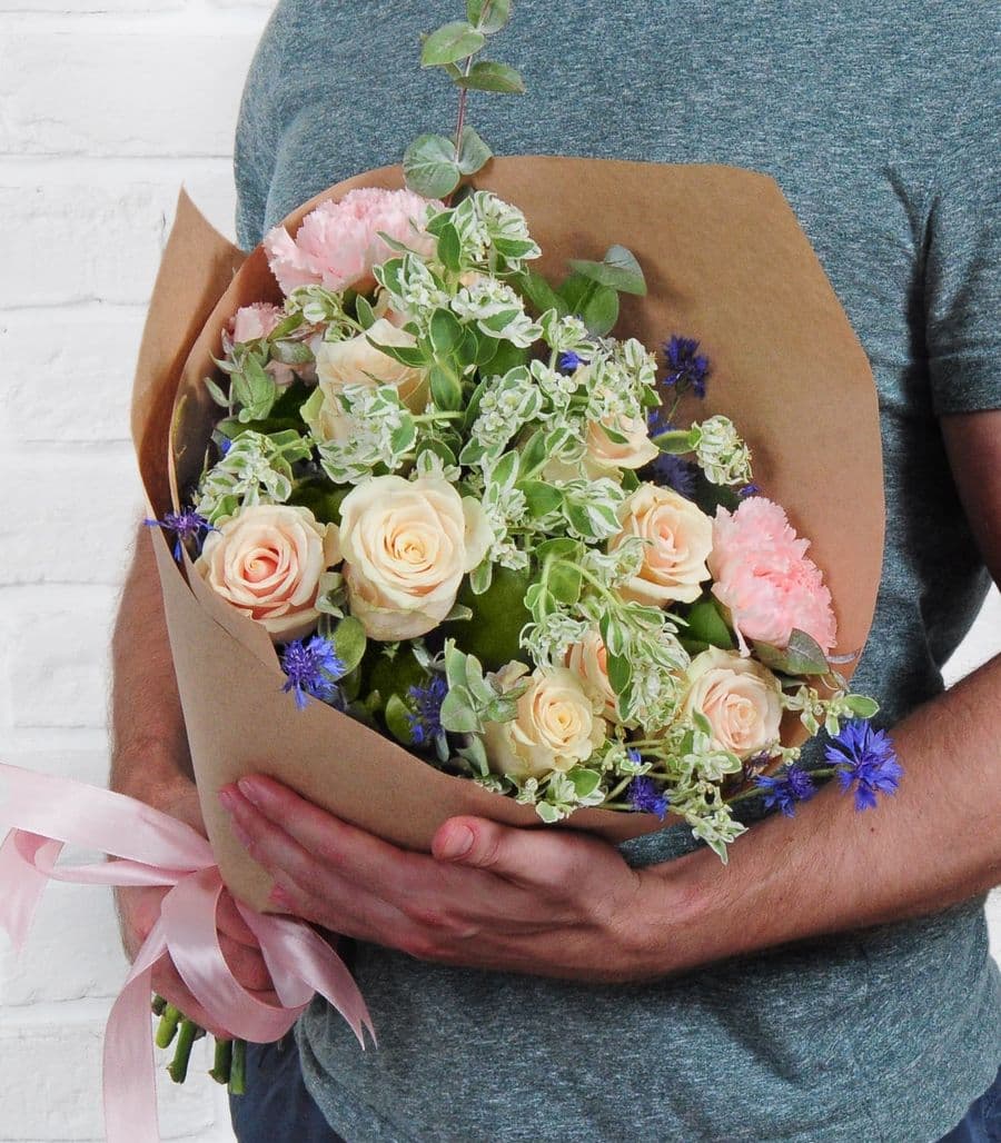 Букет из Розы, Диантуса и Васильков «Цветочная полянка»