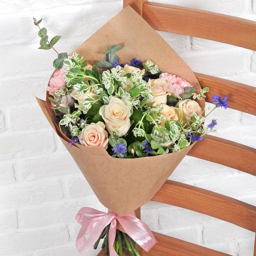 Букет из Розы, Диантуса и Васильков «Цветочная полянка»