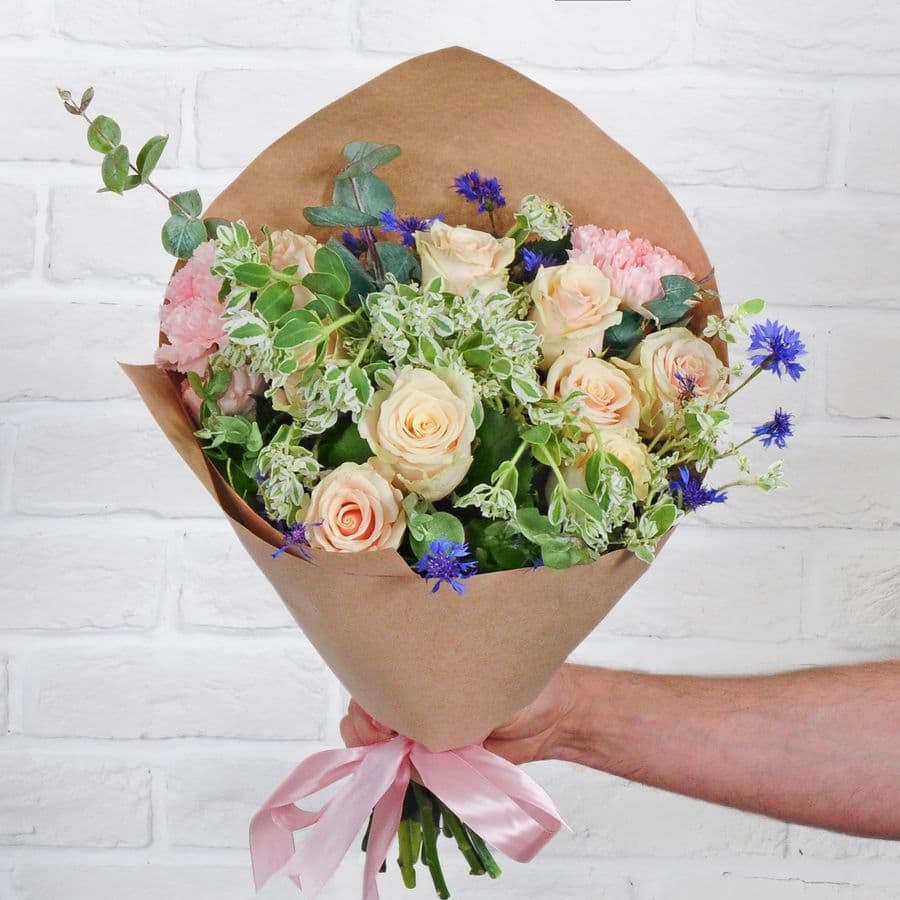 Букет из Розы, Диантуса и Васильков «Цветочная полянка»