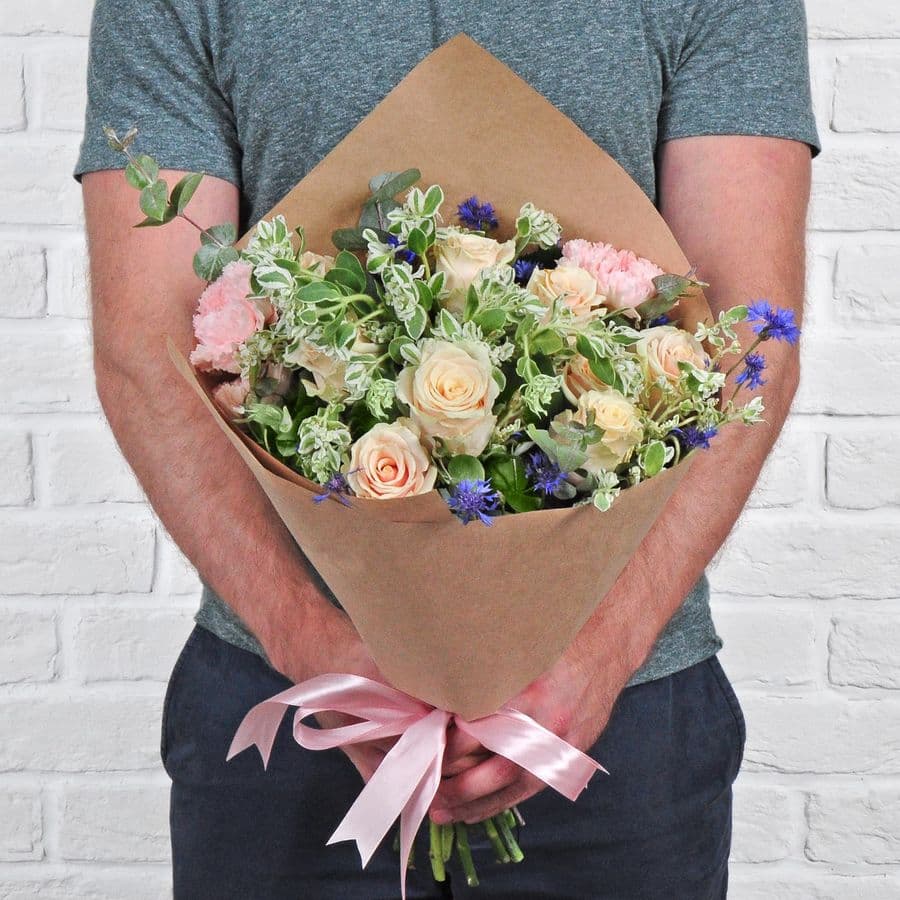 Букет из Розы, Диантуса и Васильков «Цветочная полянка»