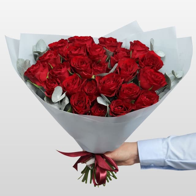Букет красных кенийских роз с эвкалиптом «Лучшей»