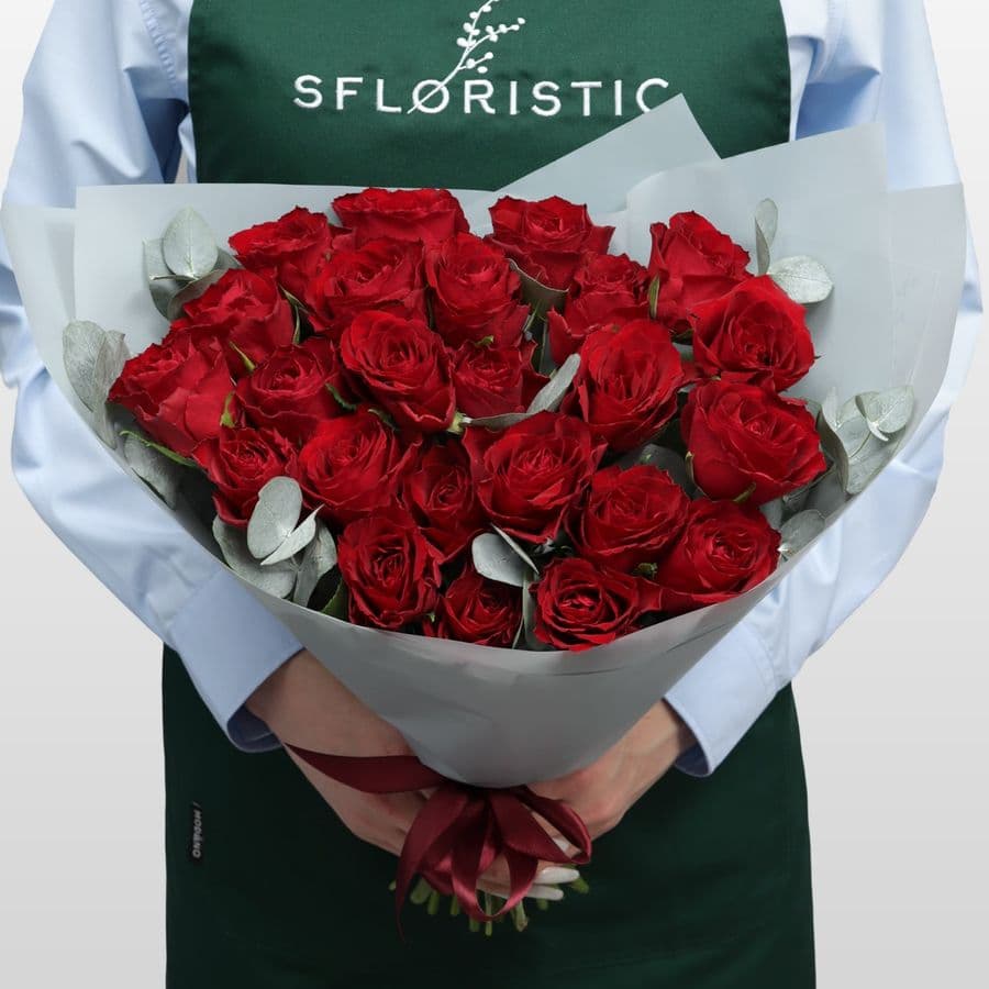 Букет красных кенийских роз с эвкалиптом «Лучшей»