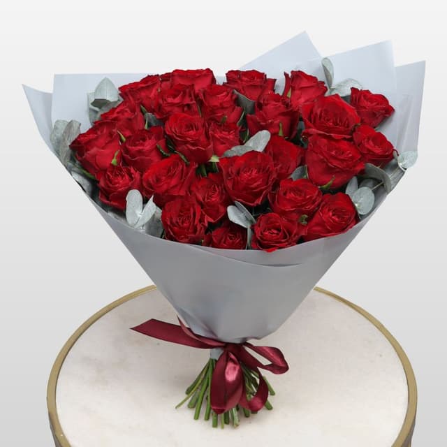 Букет красных кенийских роз с эвкалиптом «Лучшей»