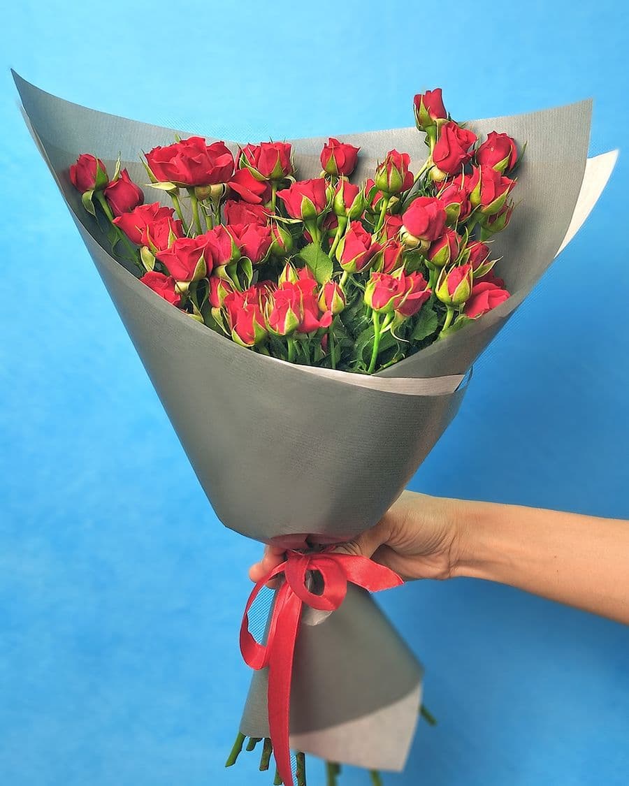 Букет красных кустовых роз 9 шт «Привлекательной»