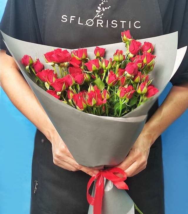 Букет красных кустовых роз 9 шт «Привлекательной»