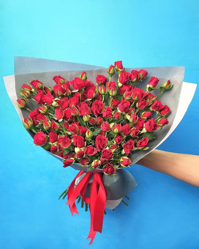 Букет кустовых роз 39 шт «Красная любовь»