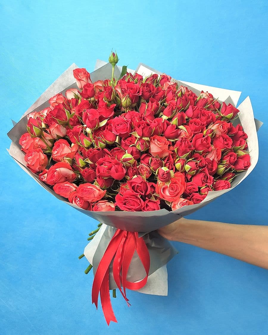 Букет кустовых роз 39 шт «Красная любовь»