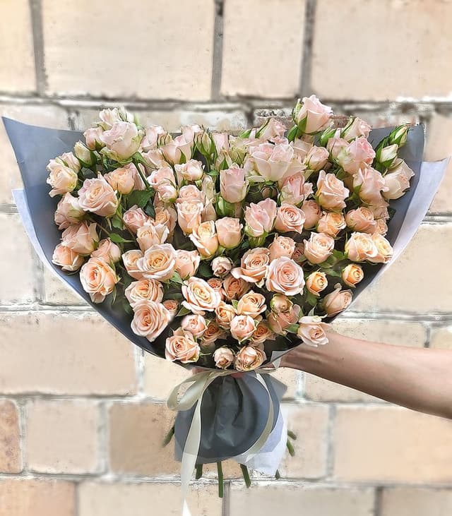 Букет Кустовых Роз «Бесценной»