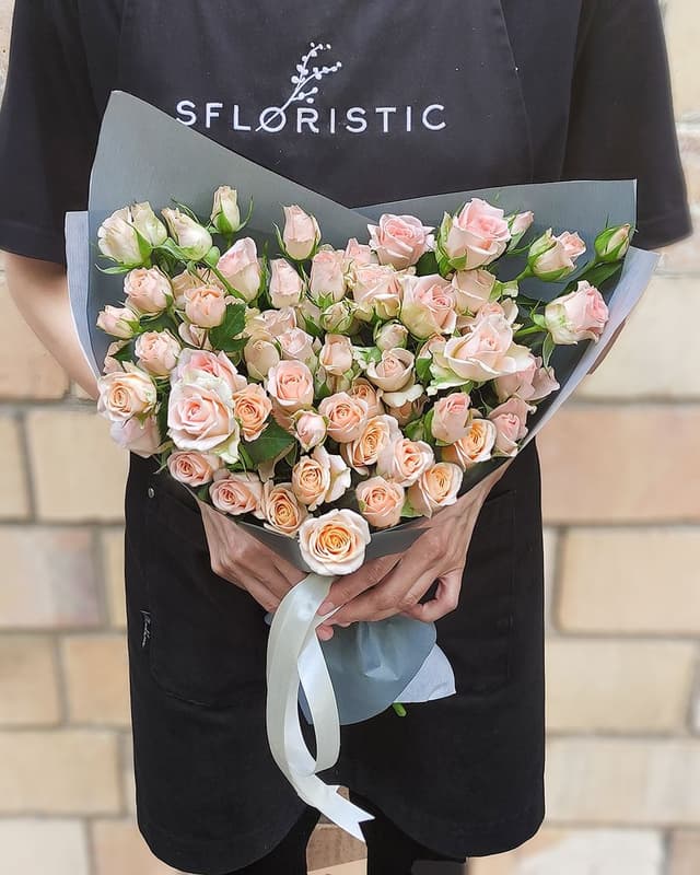 Букет Кустовых Роз «Бесценной»