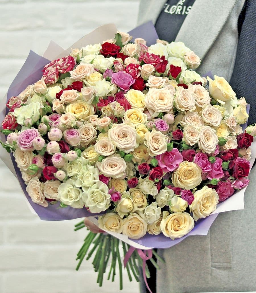 Букет из кустовых и пионовидных роз «Большой сад»
