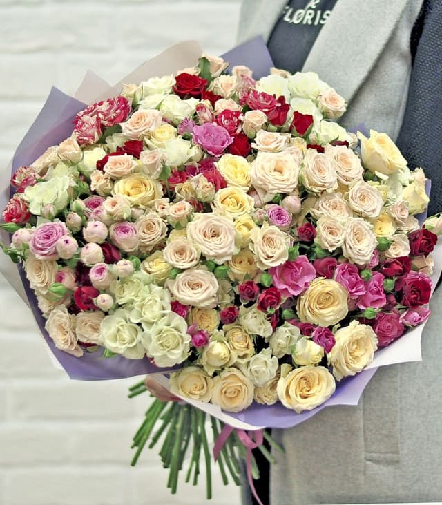 Букет из кустовых и пионовидных роз «Большой сад»