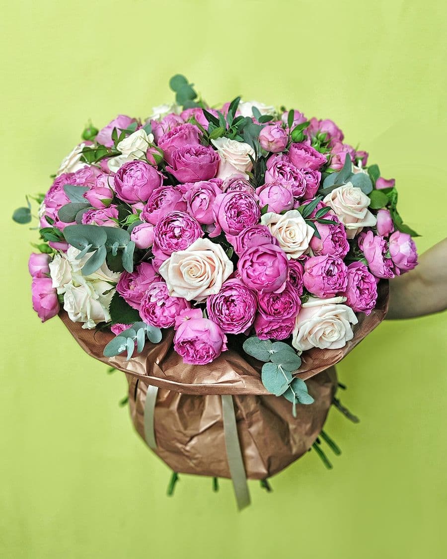 Букет из Роз Мисти Баблс и чайной Розы «Очаровательной»