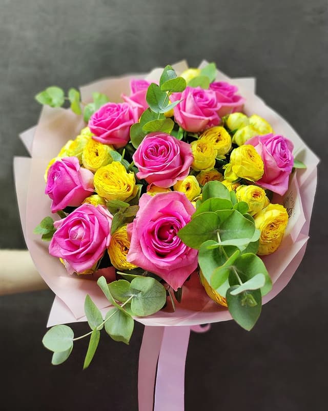 Букет из Розовой и Пионовидной кустовой розы «Лучи солнца»