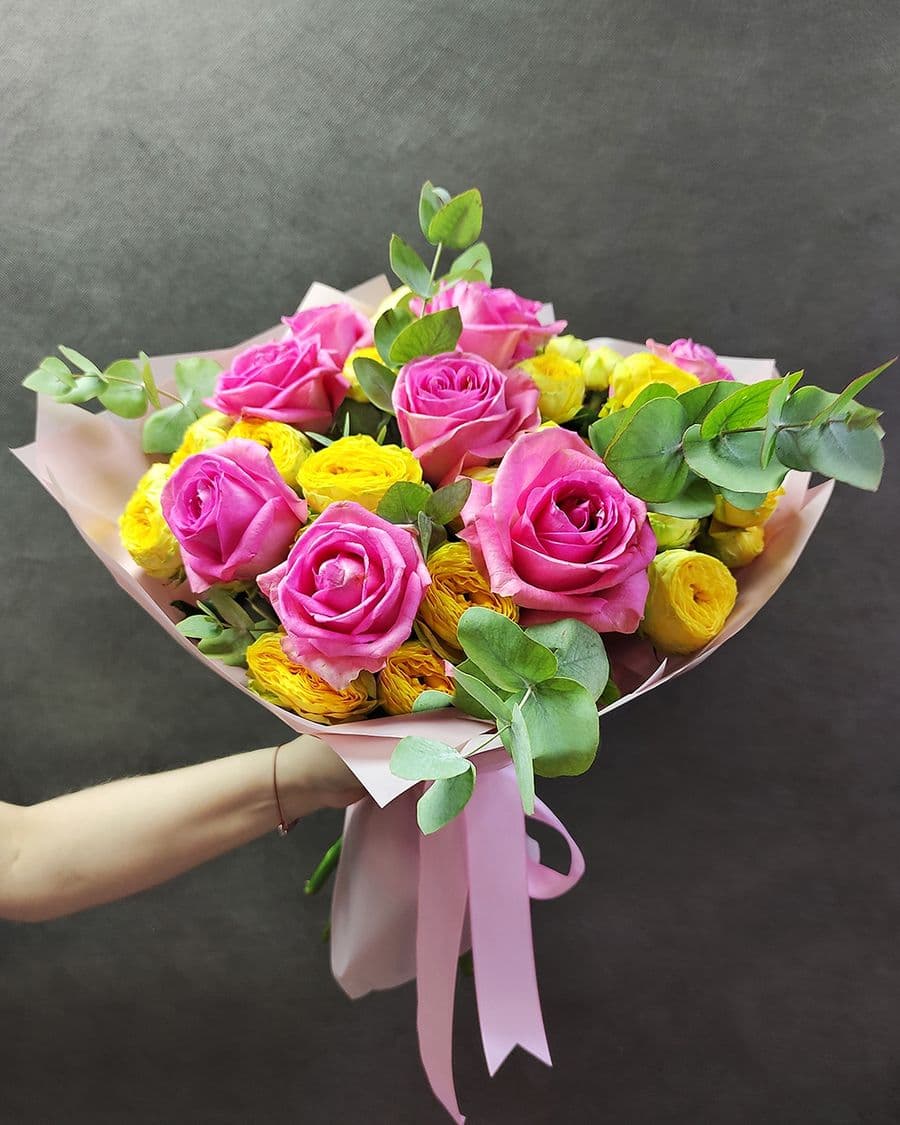 Букет из Розовой и Пионовидной кустовой розы «Лучи солнца»