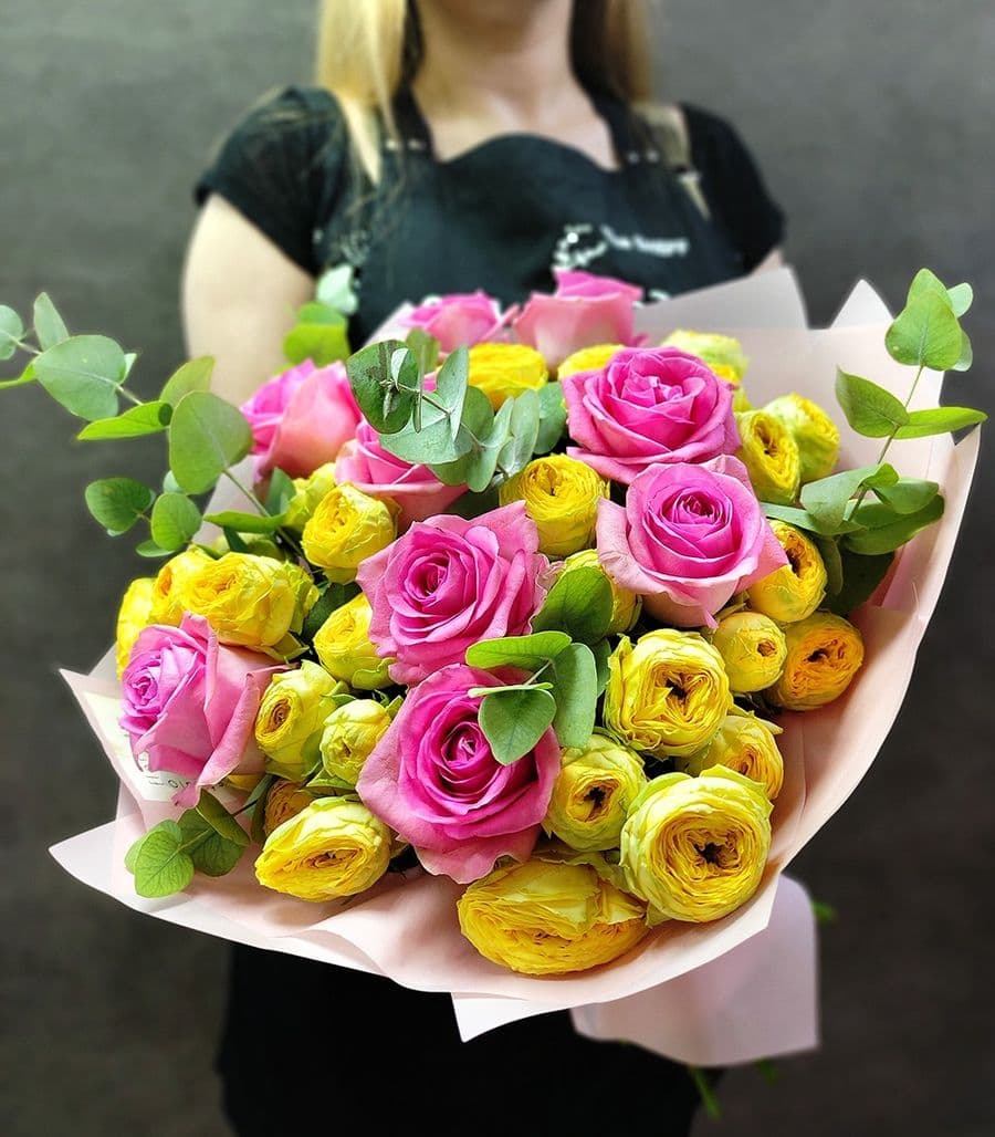 Букет из Розовой и Пионовидной кустовой розы «Лучи солнца»