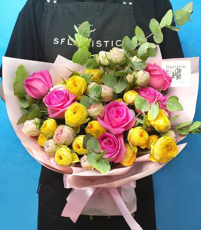 Букет из Российской Розы и Пионовидных Роз «Заботливой»