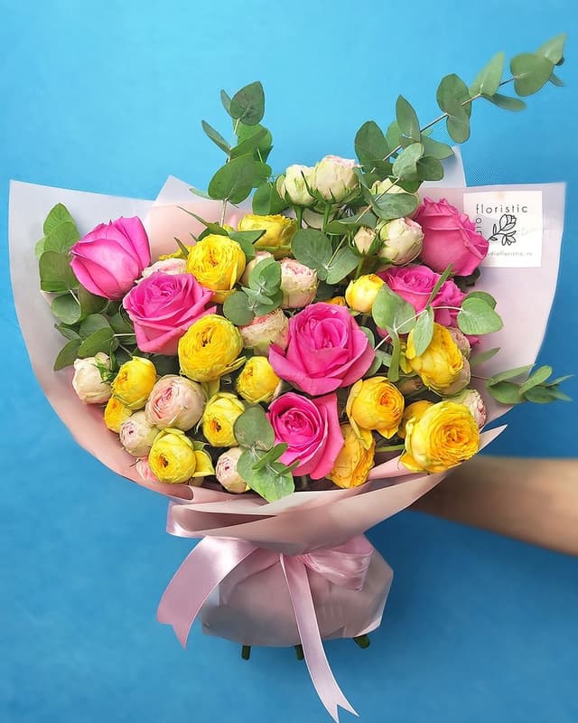 Букет из Российской Розы и Пионовидных Роз «Заботливой»