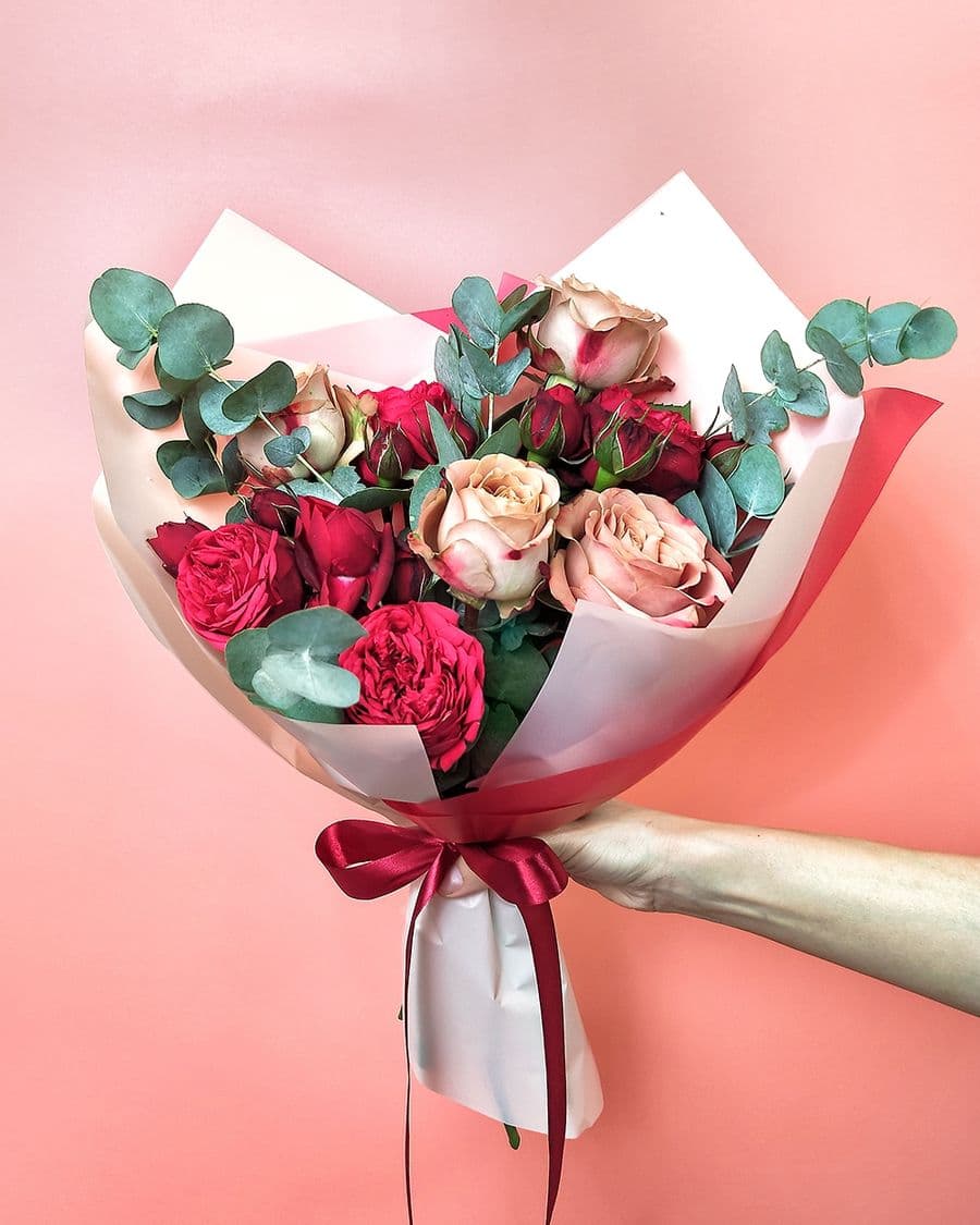 Букет роз Ред Пиано и Розы Капучино с эвкалиптом «Женственной»