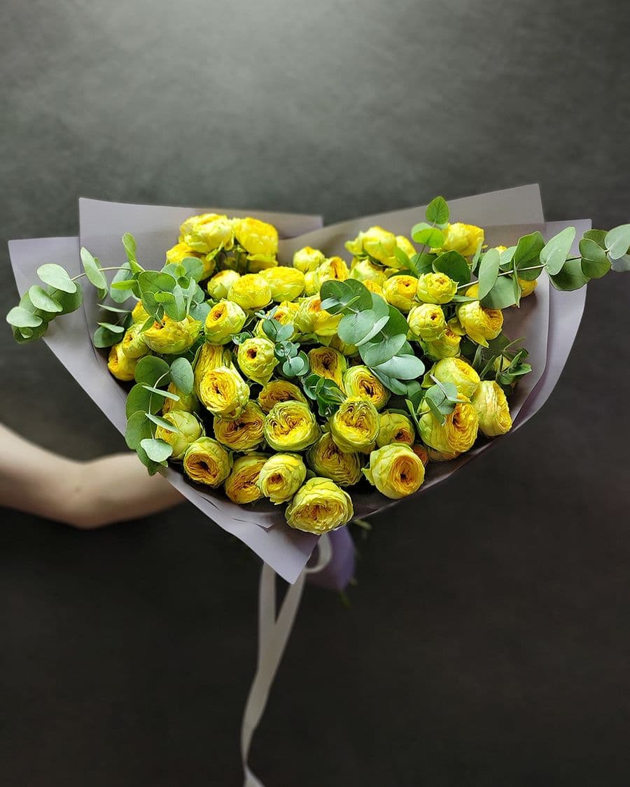 Букет из Пионовидной кустовой Розы с Эвкалиптом «Солнечной»