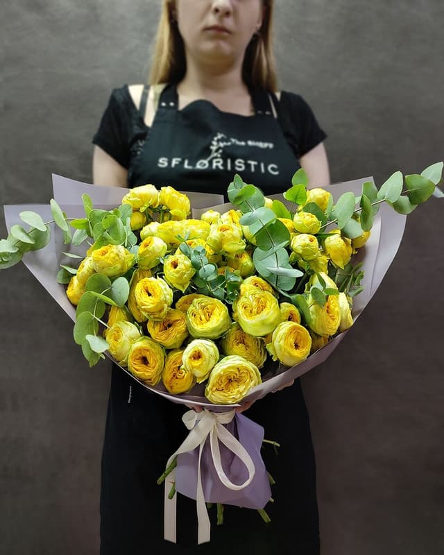 Букет из Пионовидной кустовой Розы с Эвкалиптом «Солнечной»