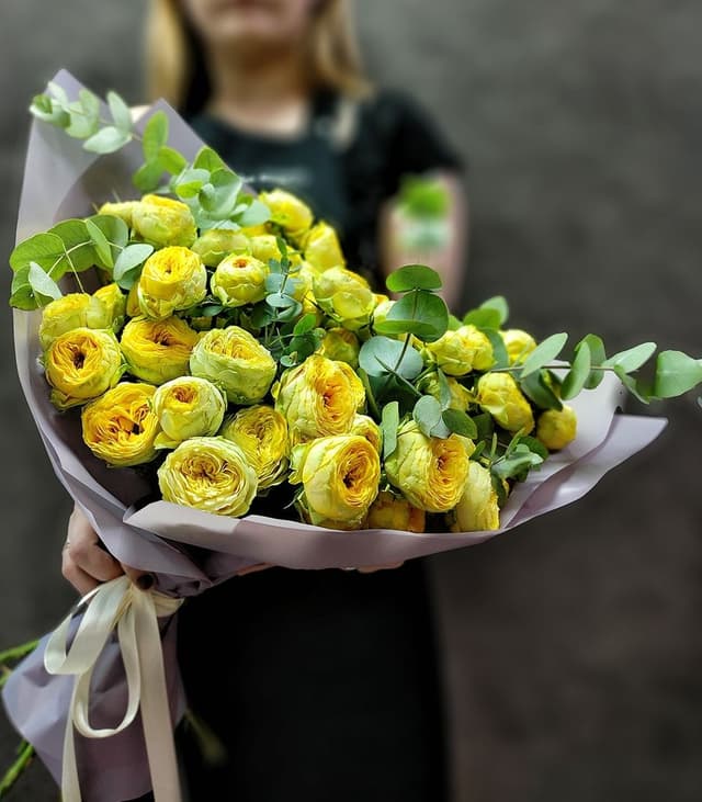 Букет из Пионовидной кустовой Розы с Эвкалиптом «Солнечной»