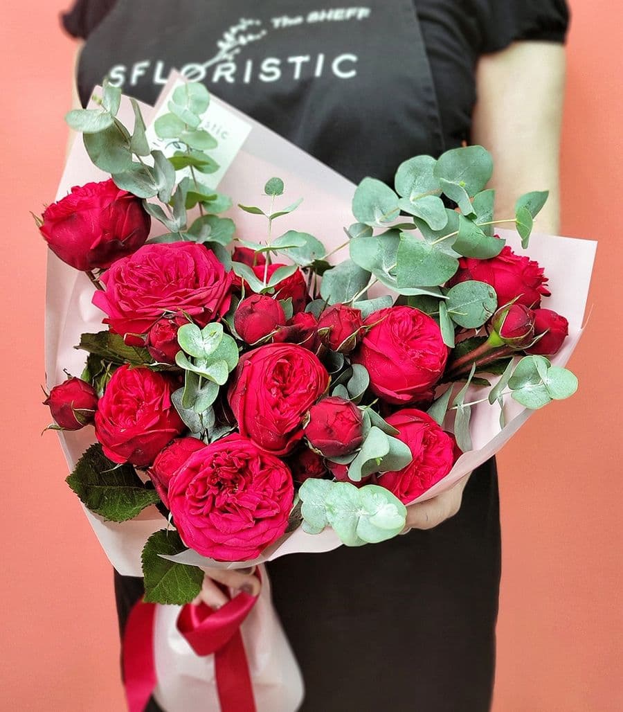 Букет из Роз Ред Пиано с Эвкалиптом «Шикарной»