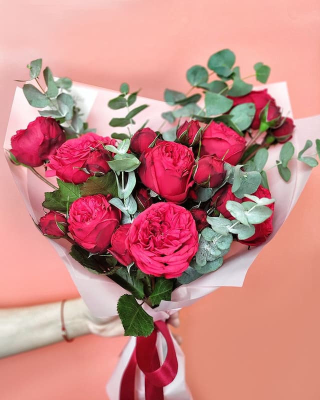 Букет из Роз Ред Пиано с Эвкалиптом «Шикарной»