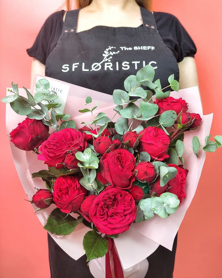 Букет из Роз Ред Пиано с Эвкалиптом «Шикарной»