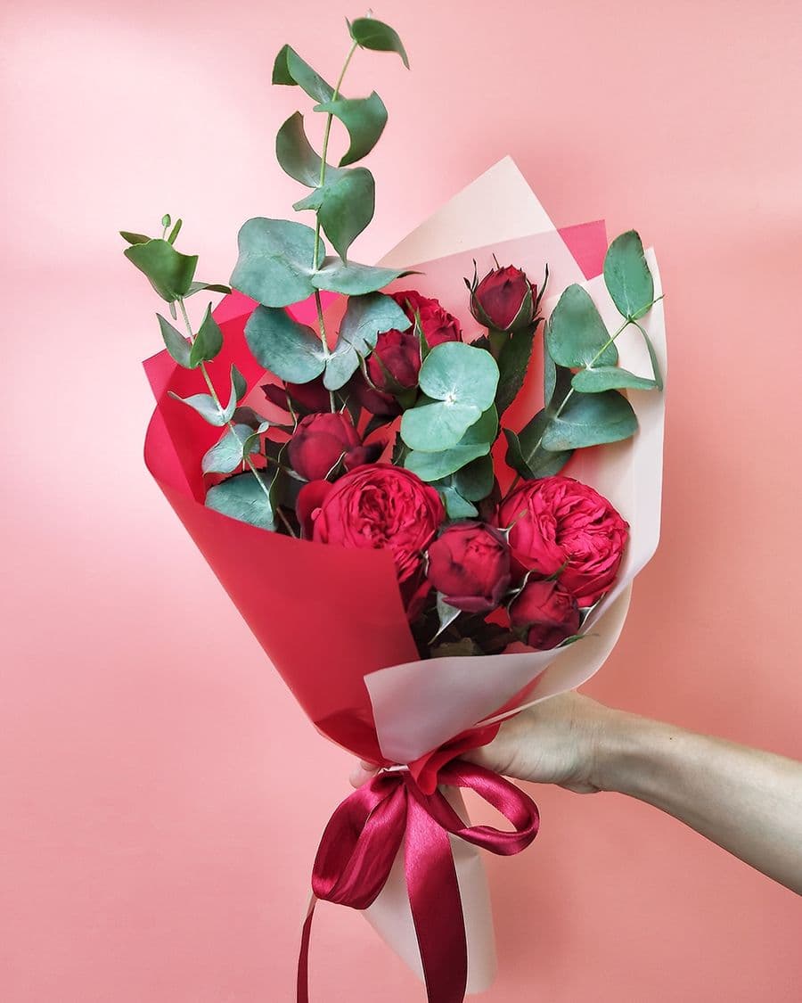 Букет из Ред Пиано с эвкалиптом и конфетами «Благодарю»