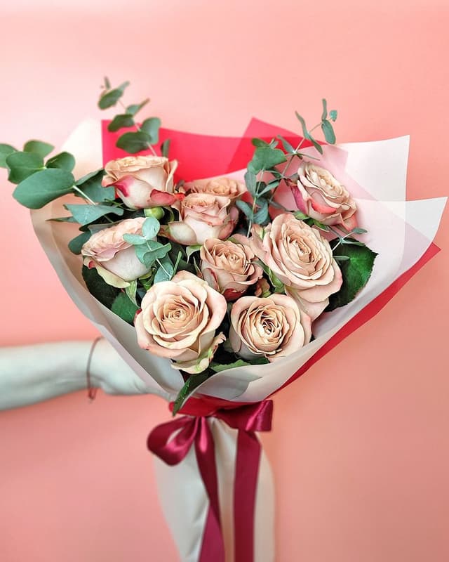 Букет из Розы Капучино 9 шт с эвкалиптом «Романтичной»
