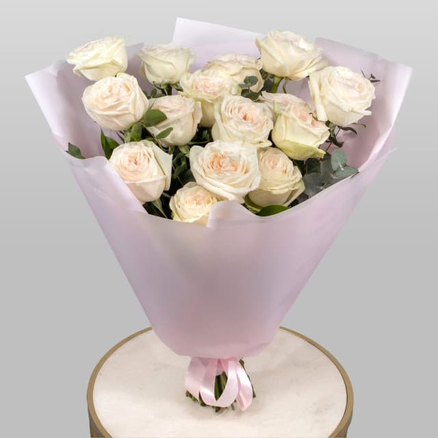 Букет из Роз Вайт ОХара с эвкалиптом «Утонченной»