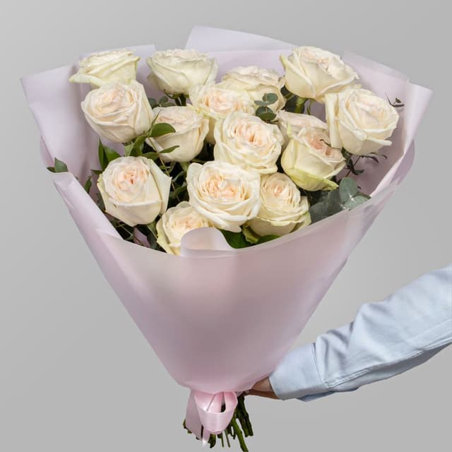 Букет из Роз Вайт ОХара с эвкалиптом «Утонченной»