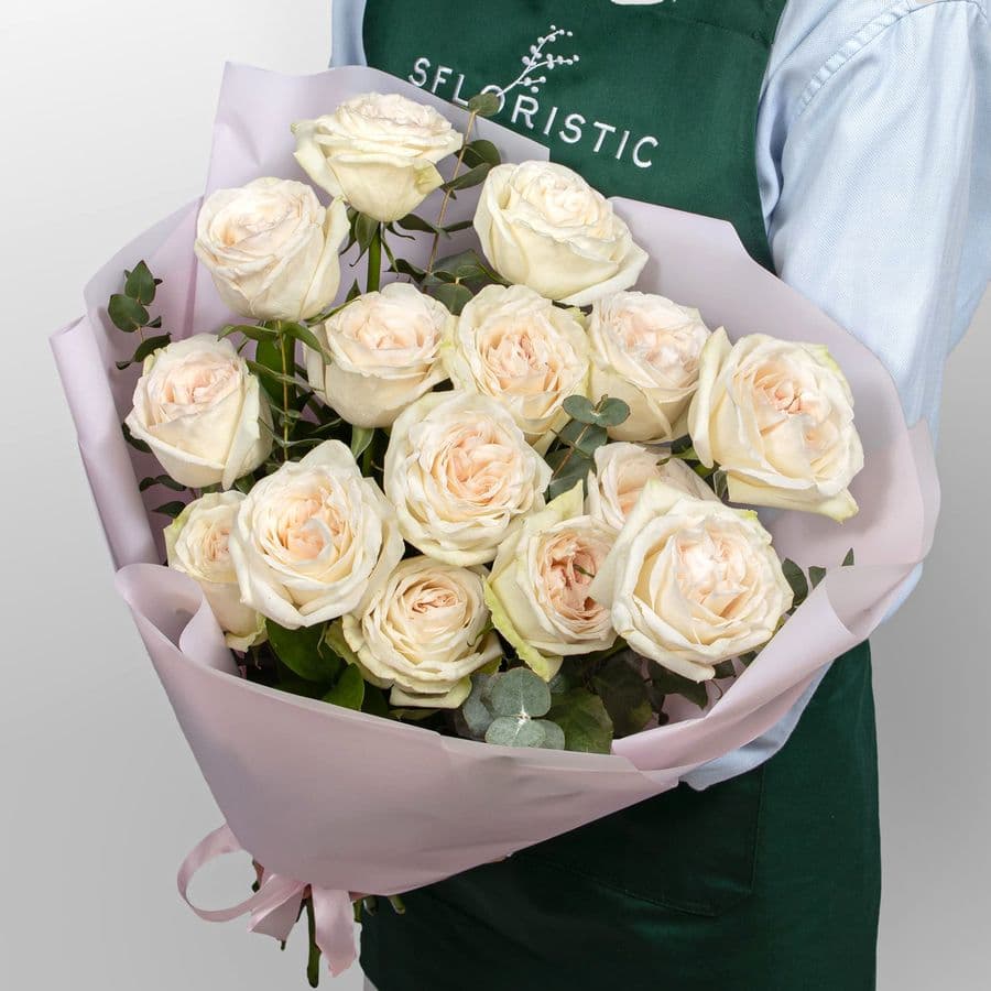 Букет из Роз Вайт ОХара с эвкалиптом «Утонченной»