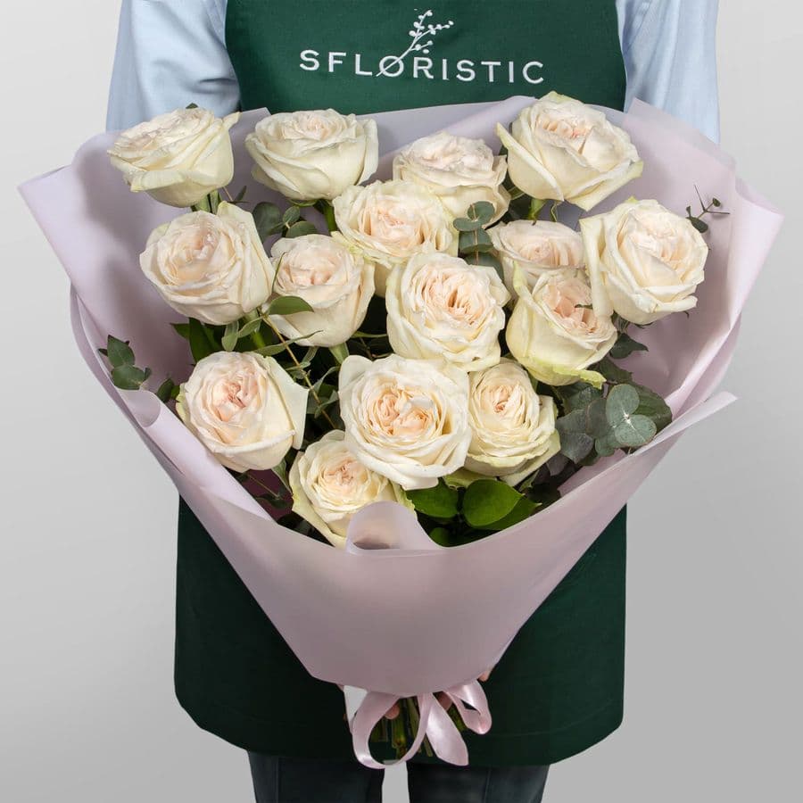 Букет из Роз Вайт ОХара с эвкалиптом «Утонченной»