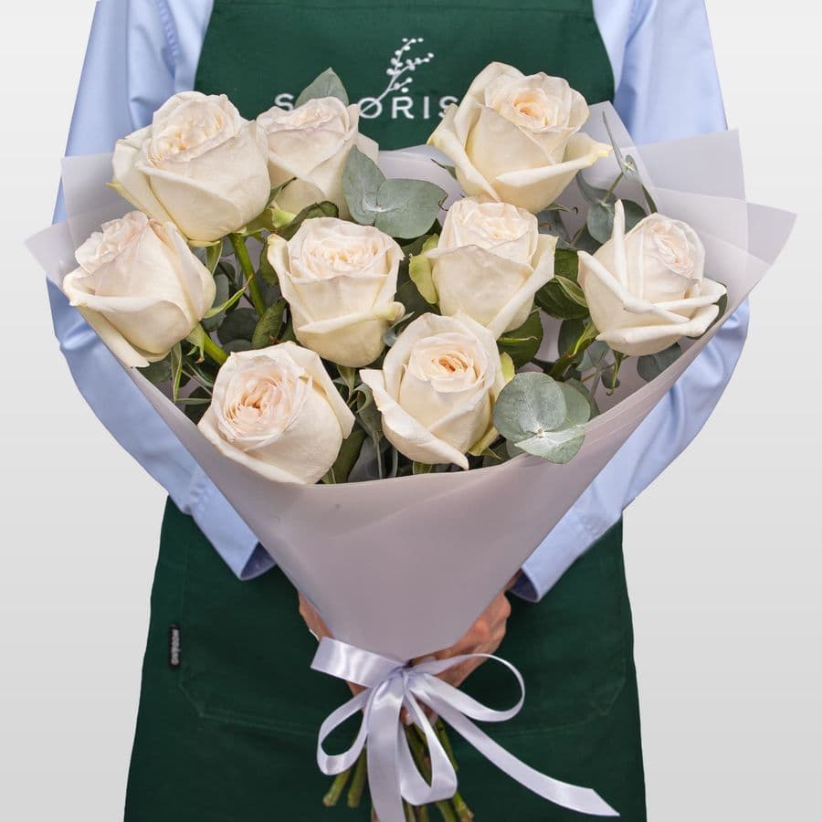 Букет из Розы Вайт ОХара с эвкалиптом «Кокетливой»