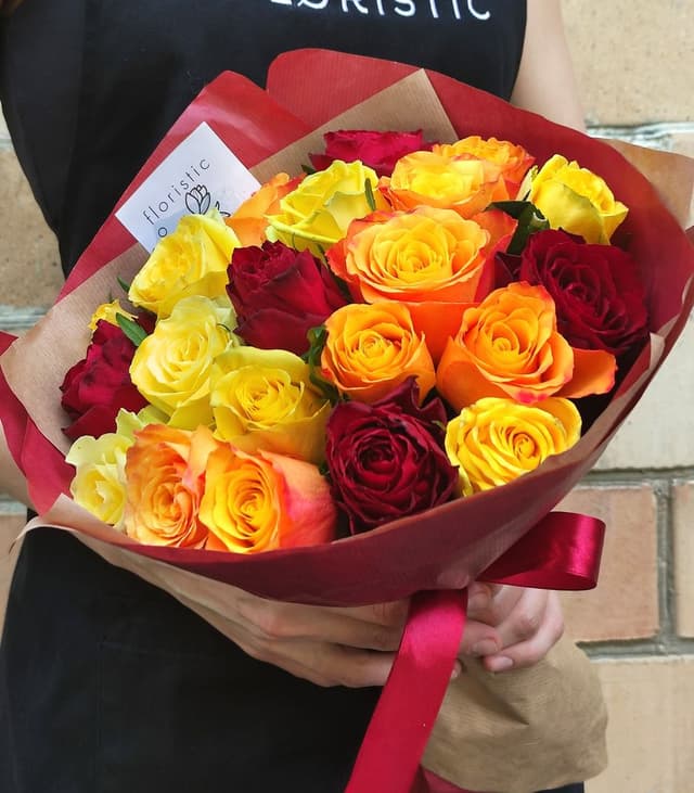 Букет из желто-красных Роз Кения 25 шт «Пламя любви»