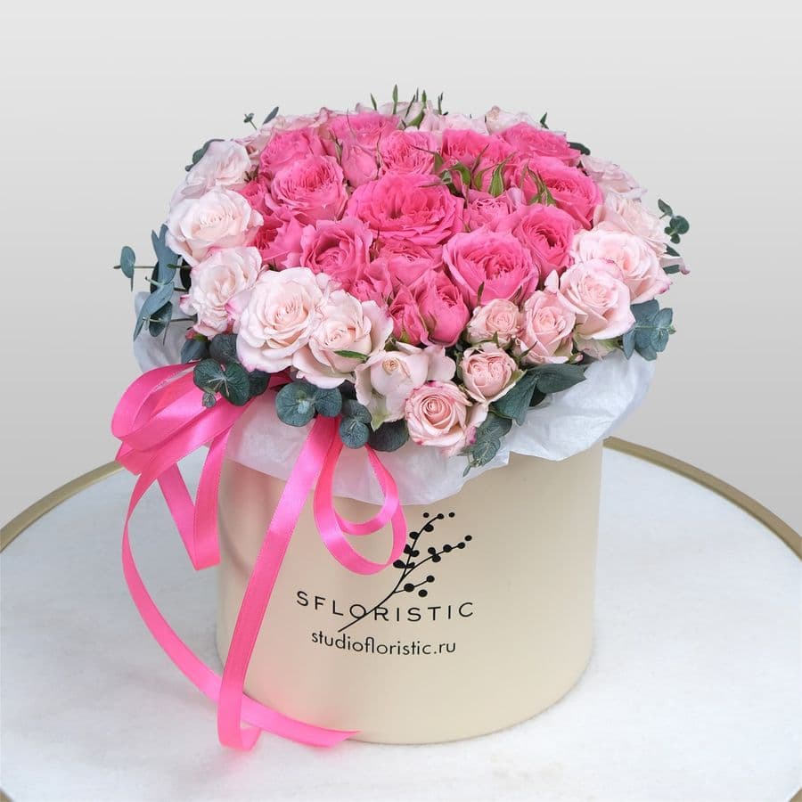 Композиция из Кустовой Розы в шляпной коробке «Розовое сердце»