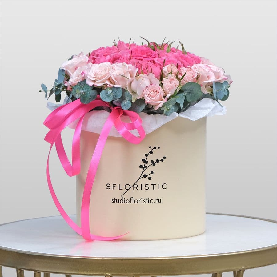 Композиция из Кустовой Розы в шляпной коробке «Розовое сердце»