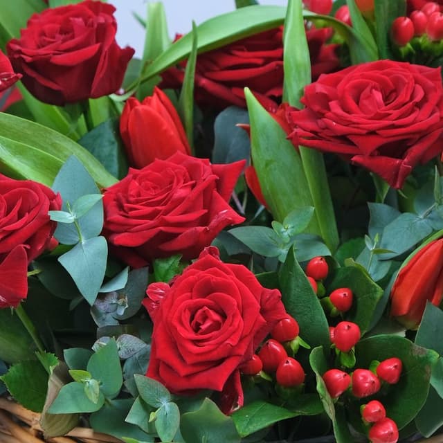 Композиция из Роз и Тюльпанов в корзине «Красная поляна»