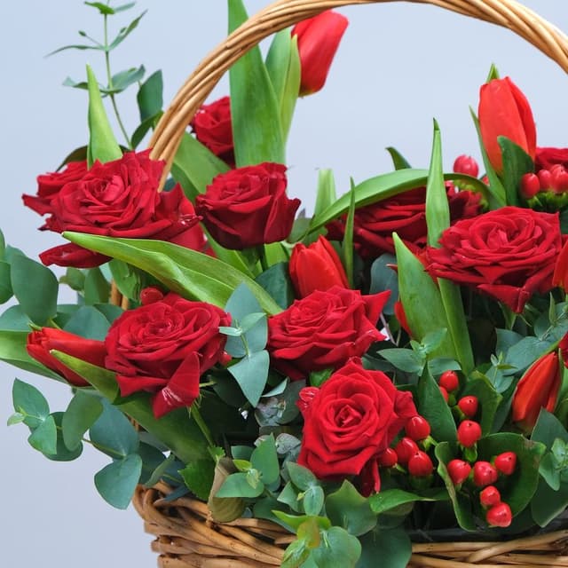 Композиция из Роз и Тюльпанов в корзине «Красная поляна»