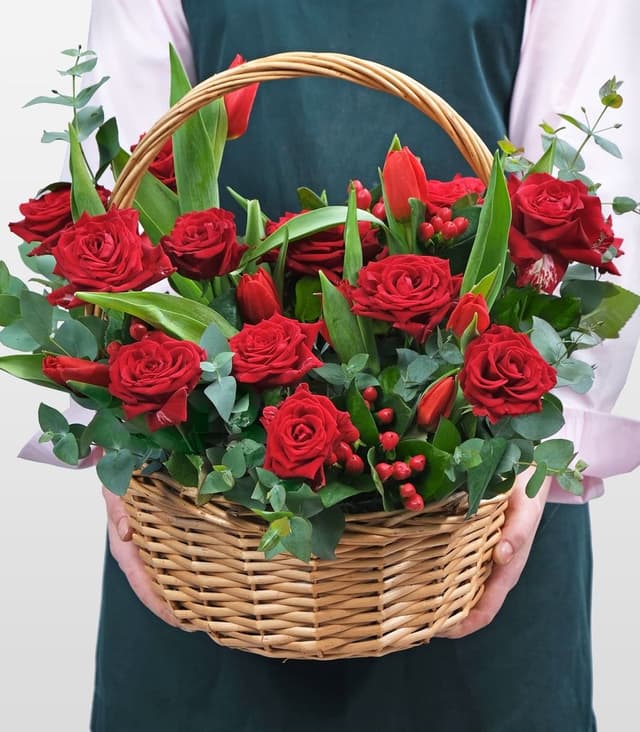 Композиция из Роз и Тюльпанов в корзине «Красная поляна»