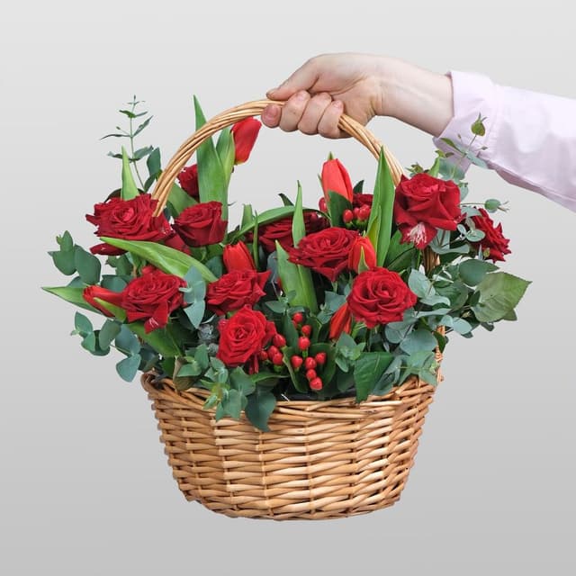 Композиция из Роз и Тюльпанов в корзине «Красная поляна»