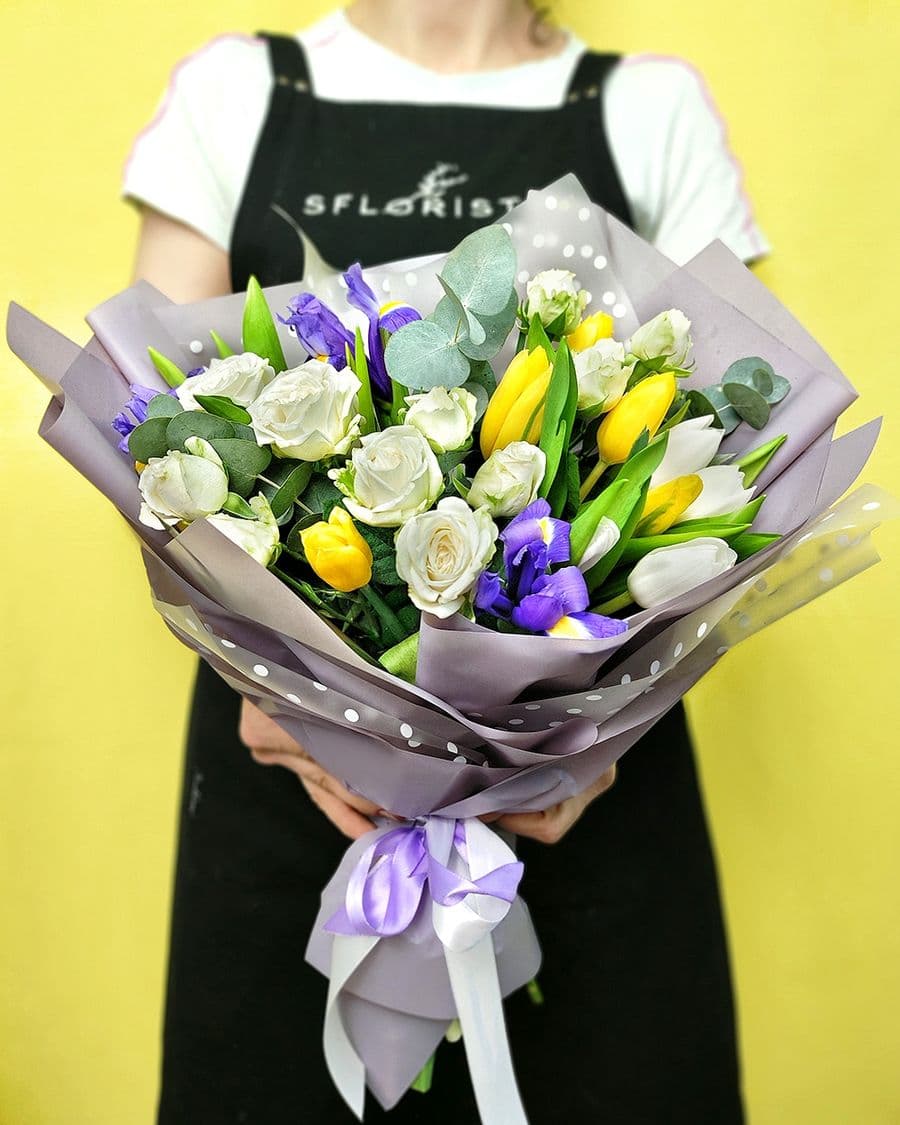 Букет из Тюльпанов, Ириса, Белых Роз и эвкалипта «Гармоничной»