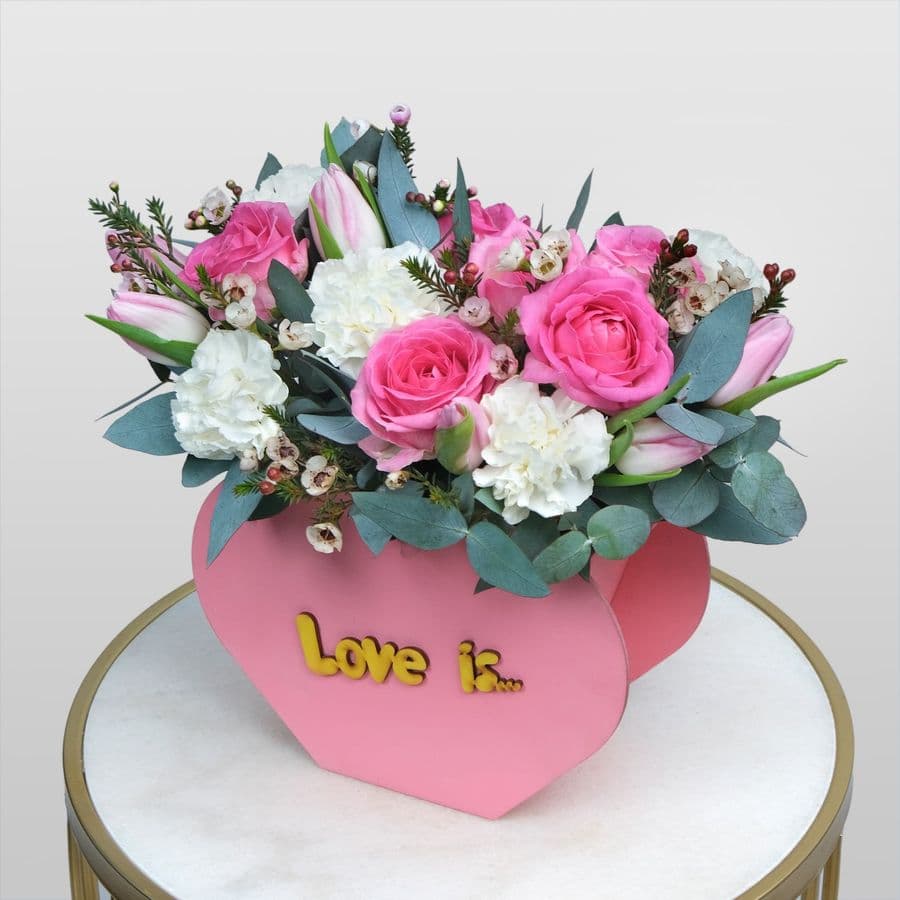 Композиция из Роз, Гвоздики и Тюльпанов в ящике «Любовь это»