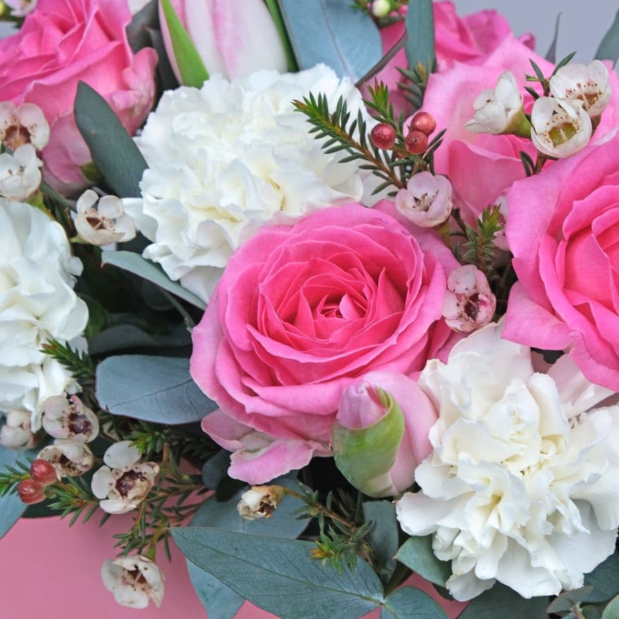 Композиция из Роз, Гвоздики и Тюльпанов в ящике «Любовь это»